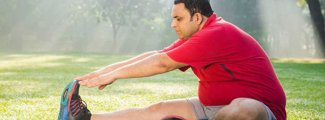 Entrenamiento hombre con obesidad en el parque