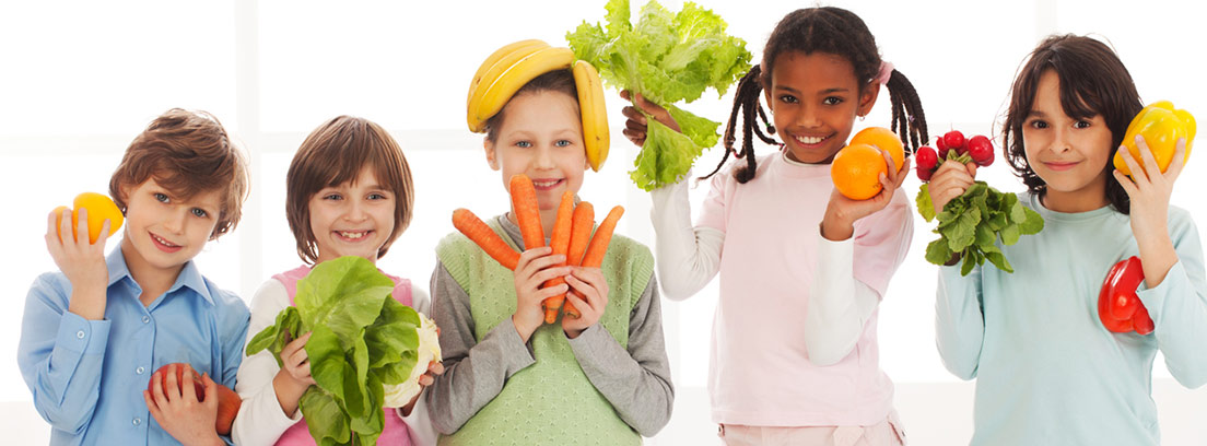 diferentes niños con verduras en las manos