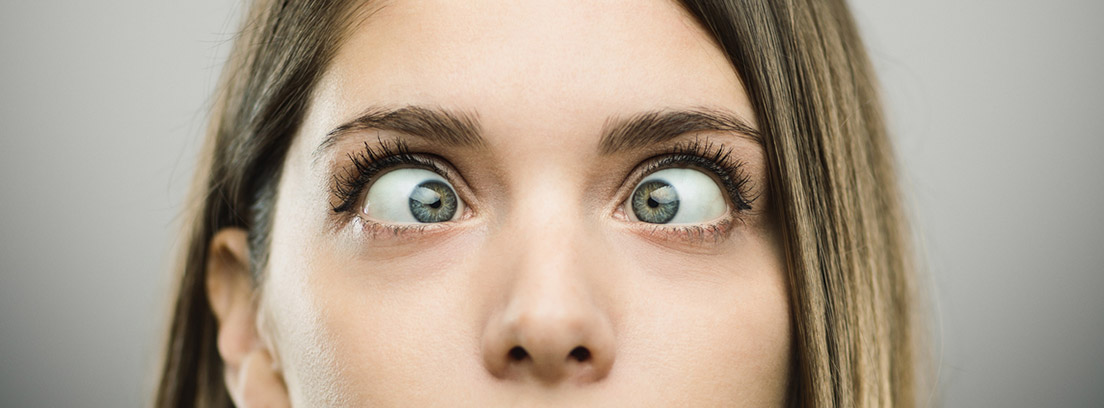 mujer con movimientos en los ojos