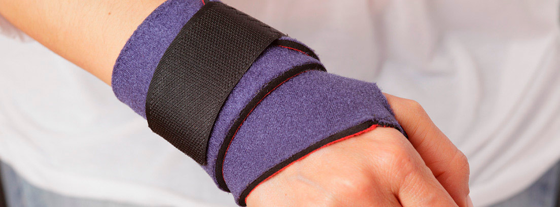 mano con una muñequera