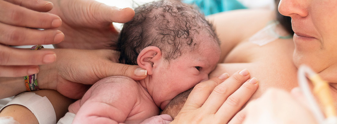 madre amamantando a recién nacido 