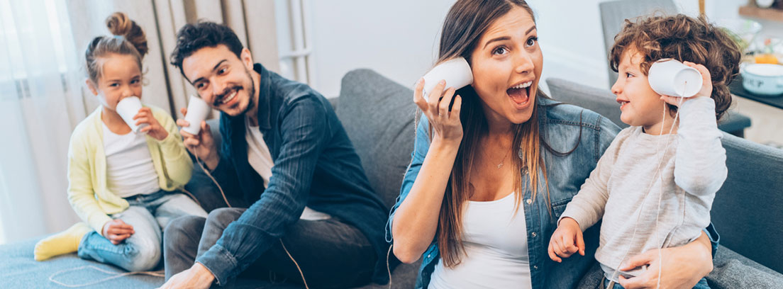 padres e hijos jugando a comunicarse 