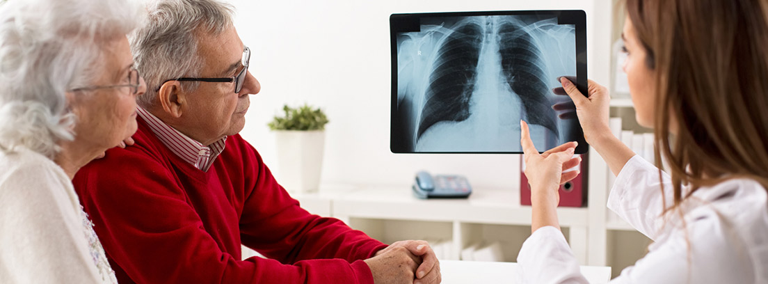 pacientes con doctora mirando una radiografía de los pulmones