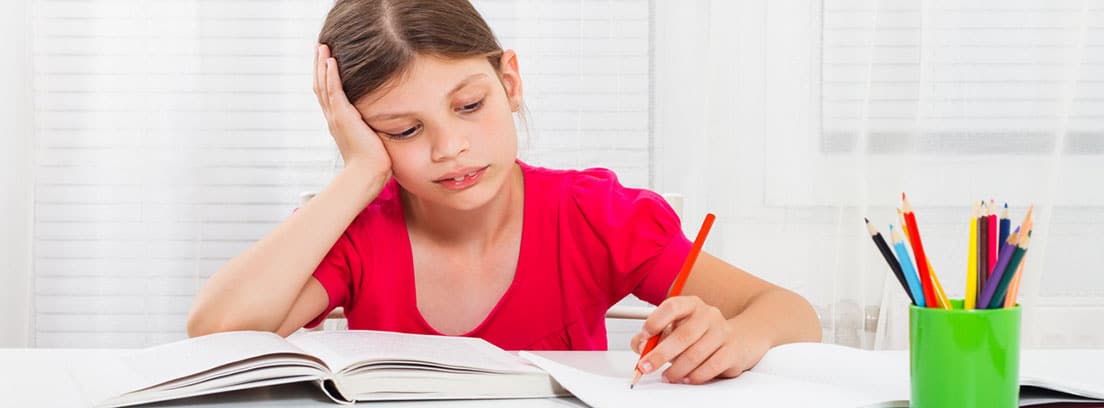 Problemas de aprendizaje en el niño, DEA: niña realizando los deberes