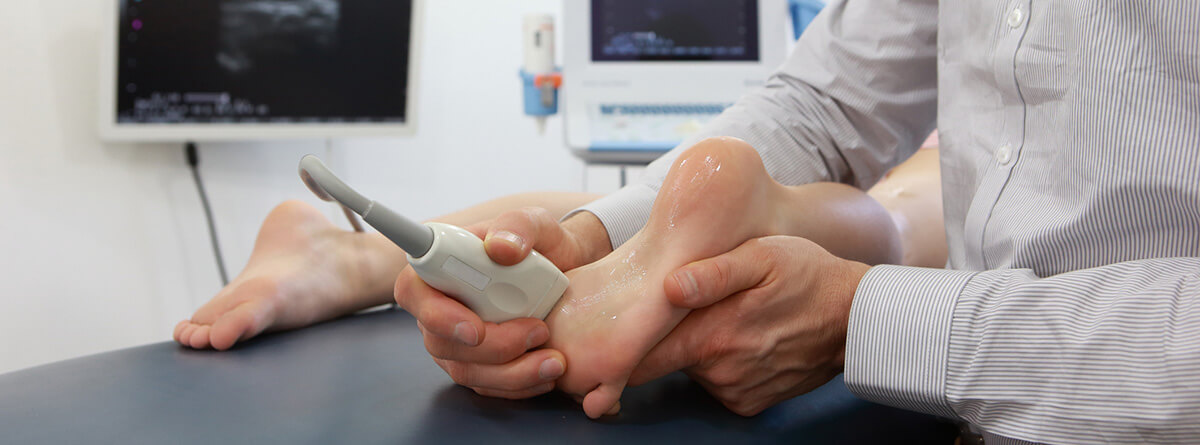 Pier aductos: especialista realizándo una ecografía a un pie