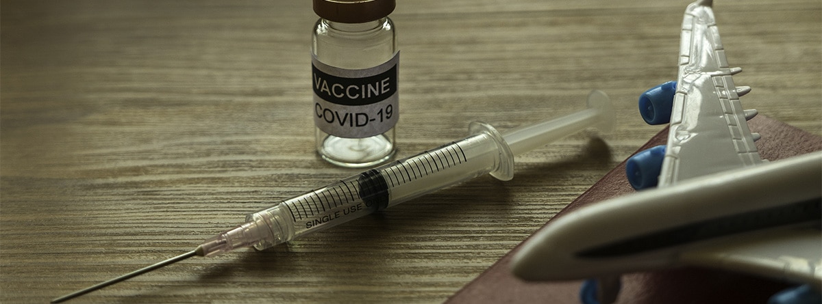 jeringuilla y bote con líquido de vacuna