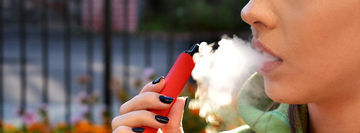 Mujer vapeando