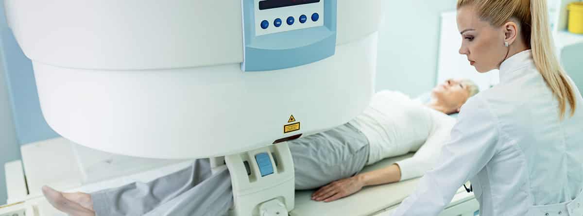 Diferencias entre TAC y RM: paciente en resonancia magnética abierta