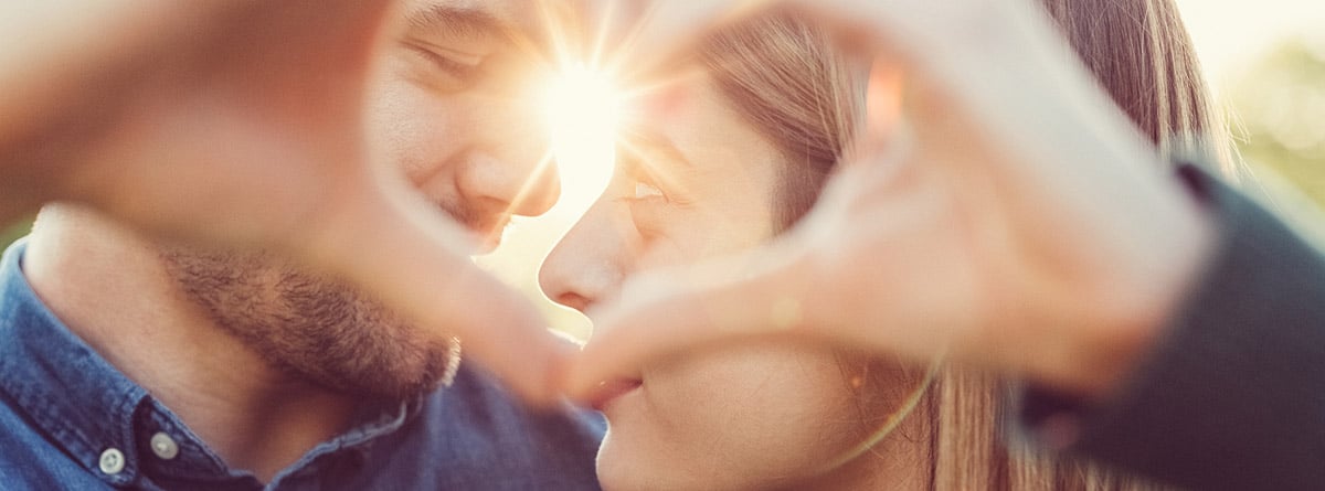¿Qué es la química del amor?: pareja haciendo un corazón con sus manos