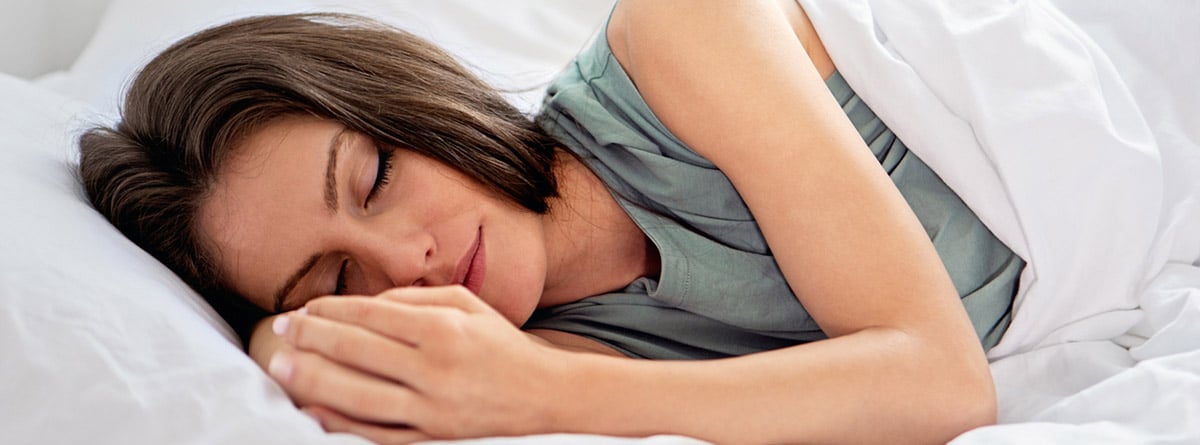 sueños lucidos: mujer tumbada durmiendo