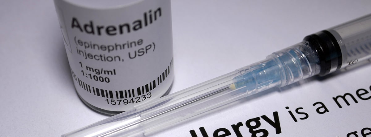 Alergia al látex: jeringuilla y frasco de adrenalina