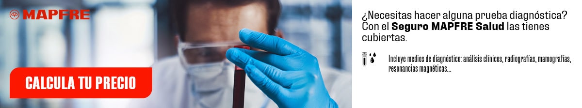 Profesional sanitario examinando una muestra de sangre