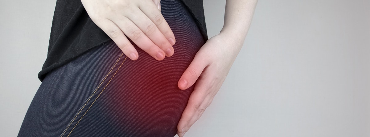 mujer con dolor en el muslo