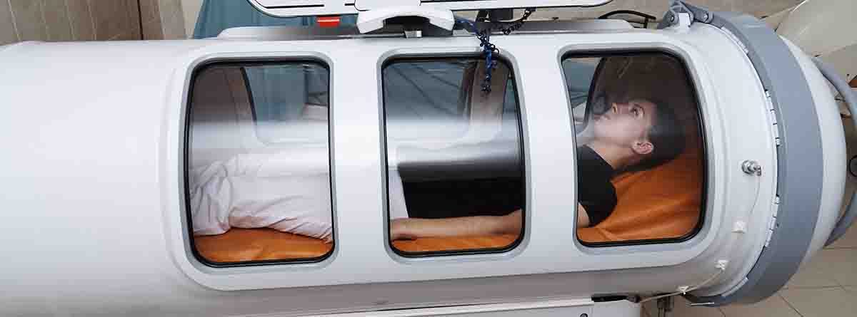 Mujer dentro de una cámara hiperbárica