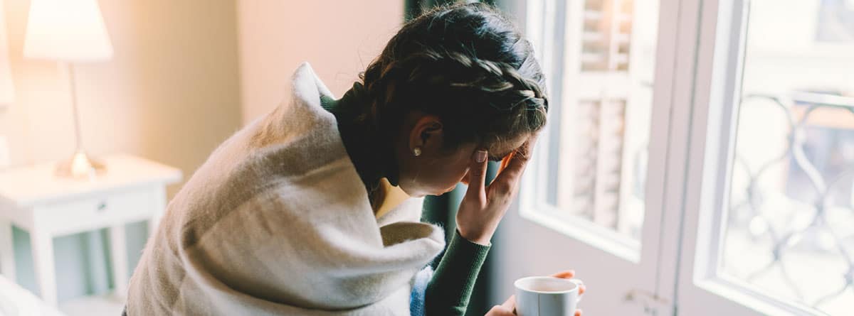 Mujer con la mano en la cabeza con gesto de preocupación