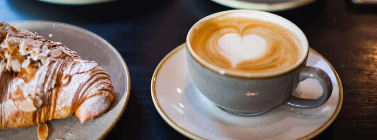 Taza de café con un dibujo de un corazón