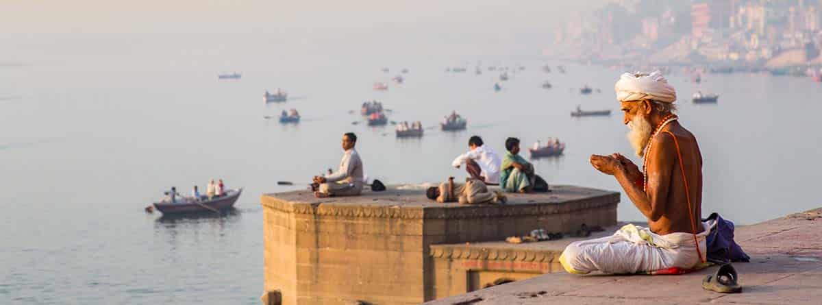 Imagen de una hindú sentado mirando al horizonte