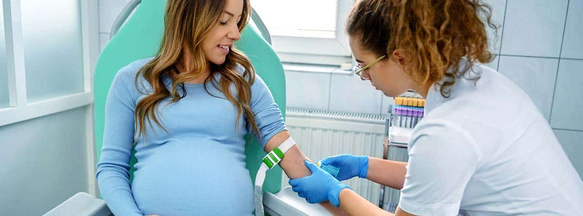 Mujer embarazada haciéndose un análisis de sangre.