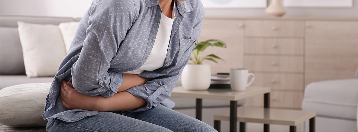 Mujer con dolor de barriga
