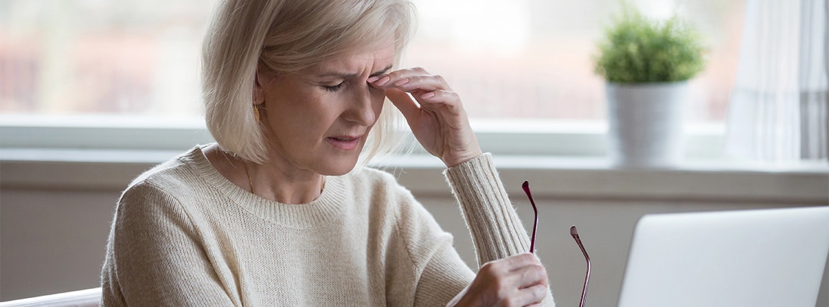 Mujer con ojos secos frente a pantalla