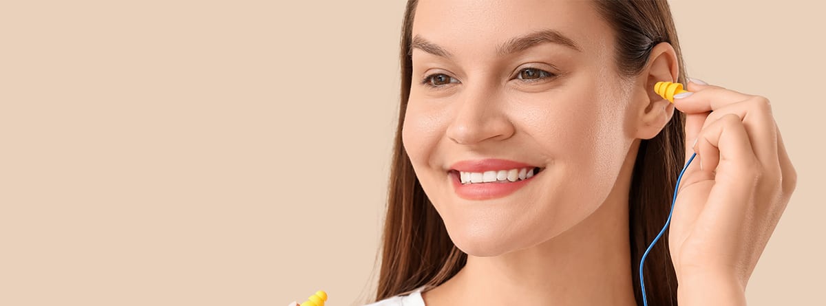 Mujer utilizando tapones de oído