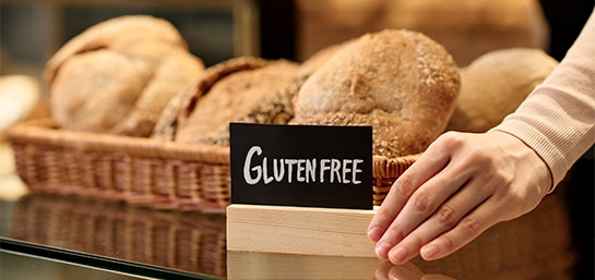 Mostrador de panadería con cartel Sin Gluten
