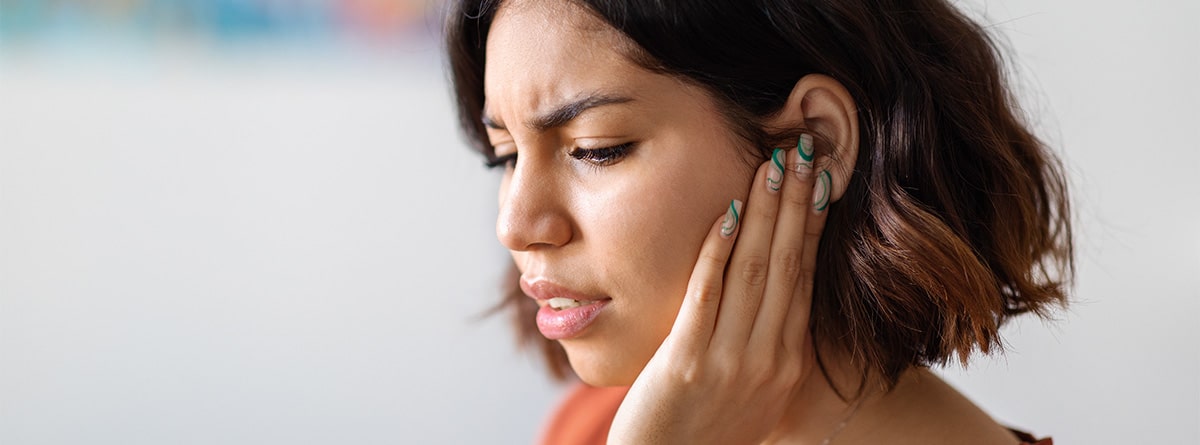 Mujer con dolor de oido