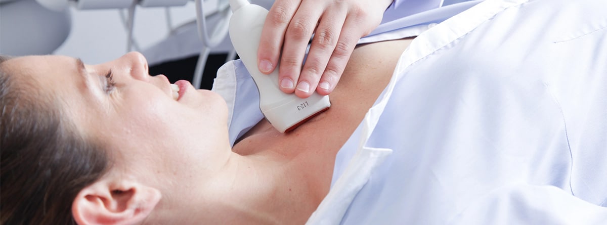 Mujer realizando una ecografía doppler