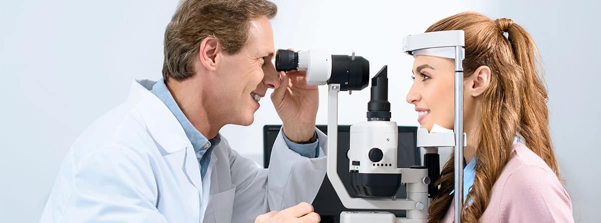 Mujer embarazada en consulta oftalmológica