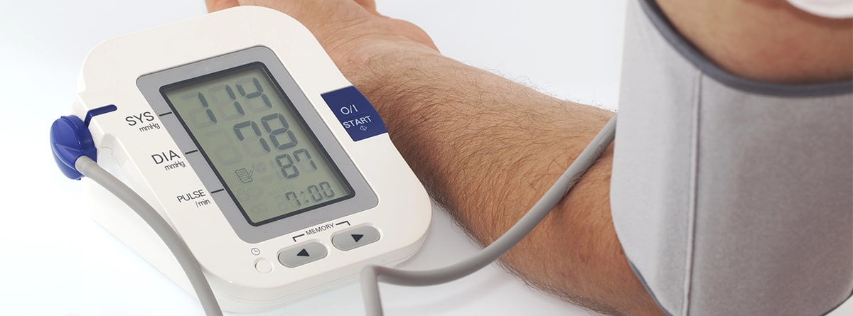 Hombre tomándose la tensión