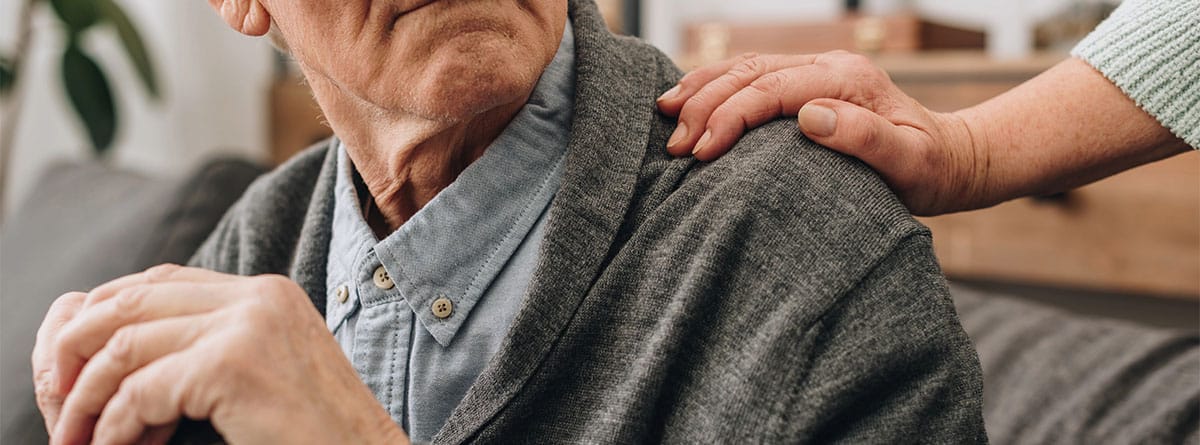 Persona mayor con cuidador