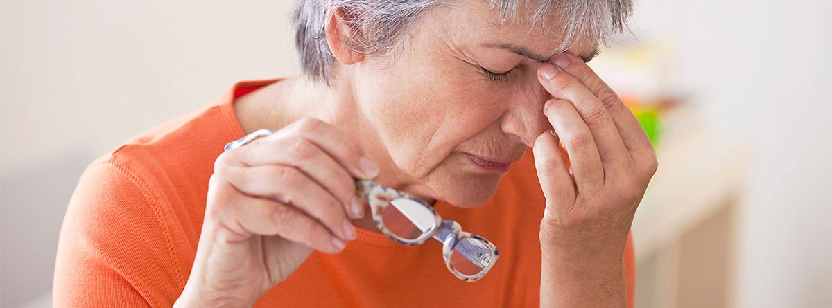 Mujer con cansancio o fatiga visual