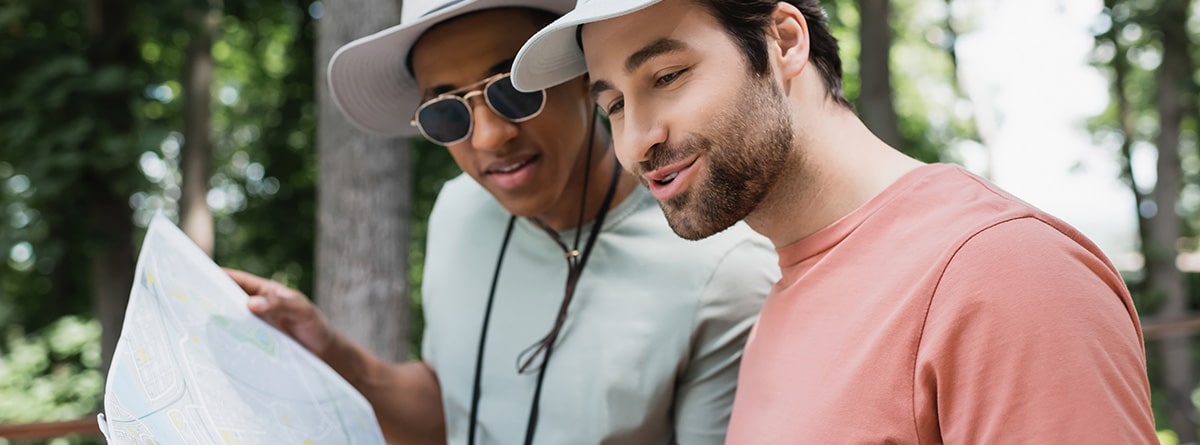 Dos amigos mirando un mapa de viaje