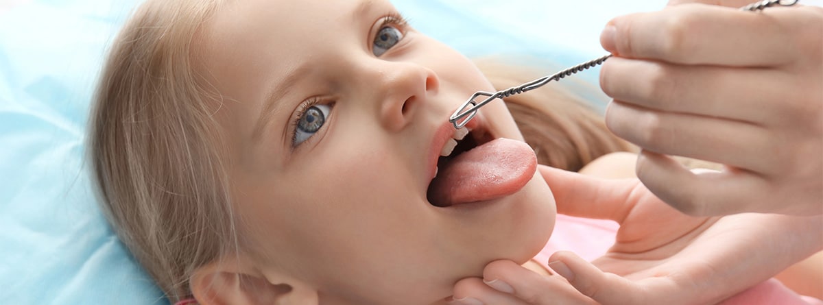 Niña practicando ejercicios de logopeda