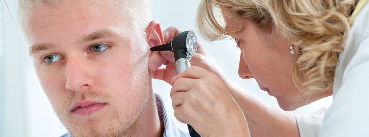 Hombre en consulta otorrino