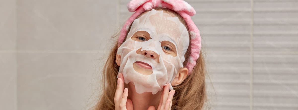 Niña con mascarilla facial