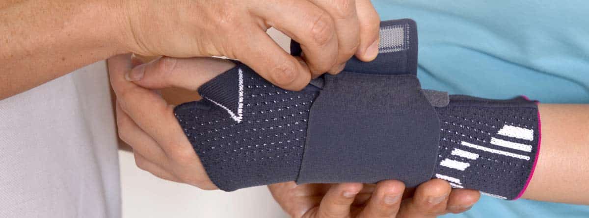 Mano de persona adulta con cabestrillo protésico