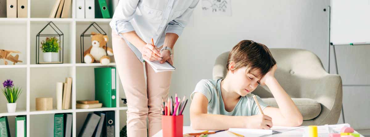 Niño en terapia psicológica