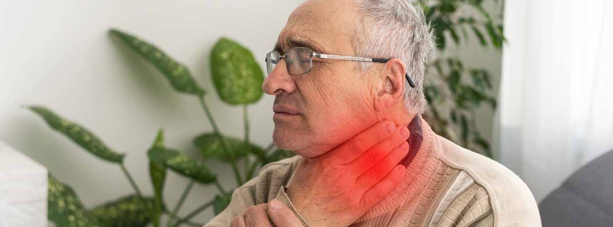 Hombre con dolor de faringe