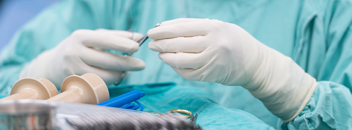 Manos de cirujano durante una operación