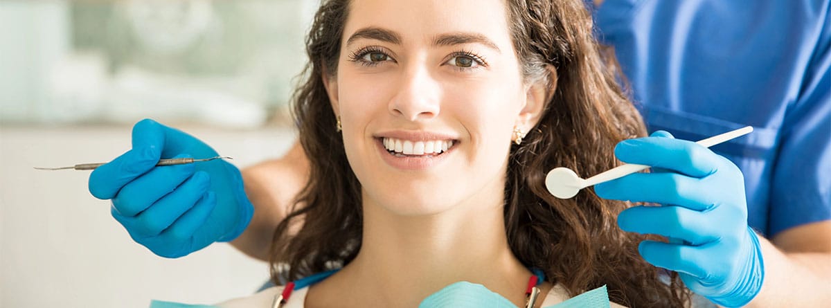 Mujer sonriendo en la consulta del dentista