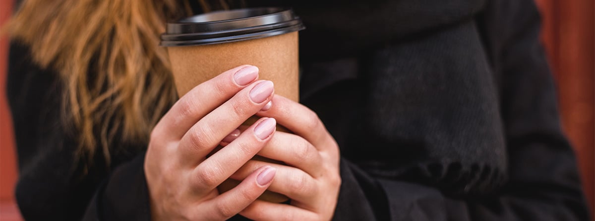 Mujer con un café caliente en las manos