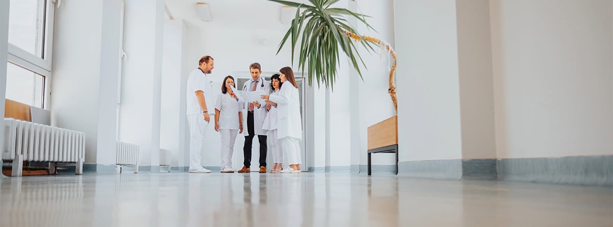 Médicos en un pasillo de hospital