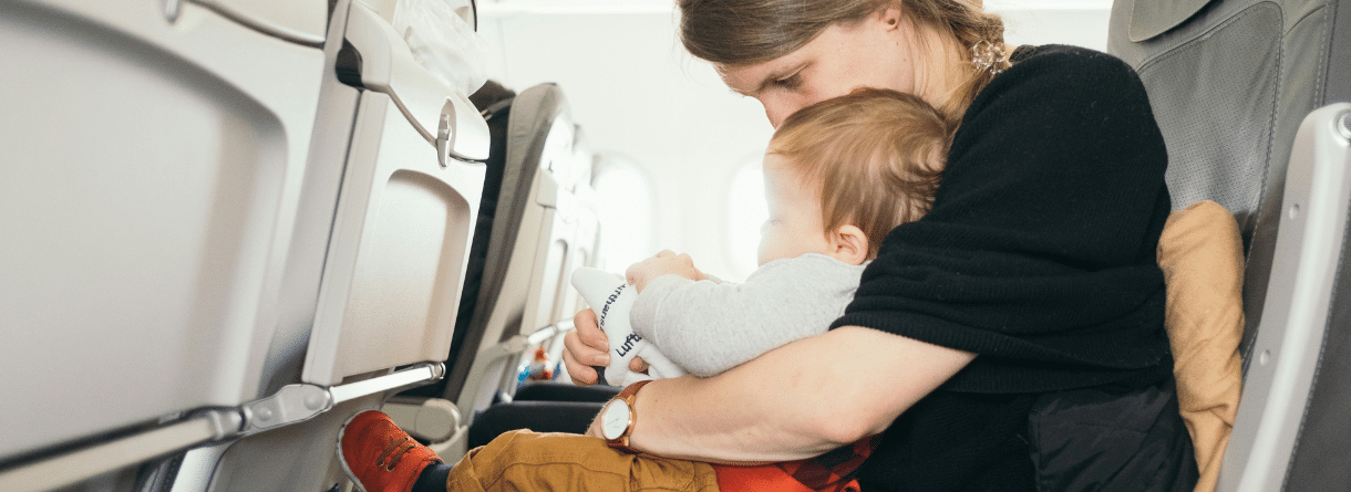 bebe en un avión con su madre
