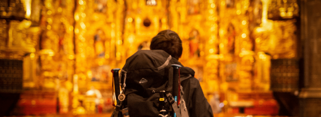 peregrino de camino de santiago en la catedral